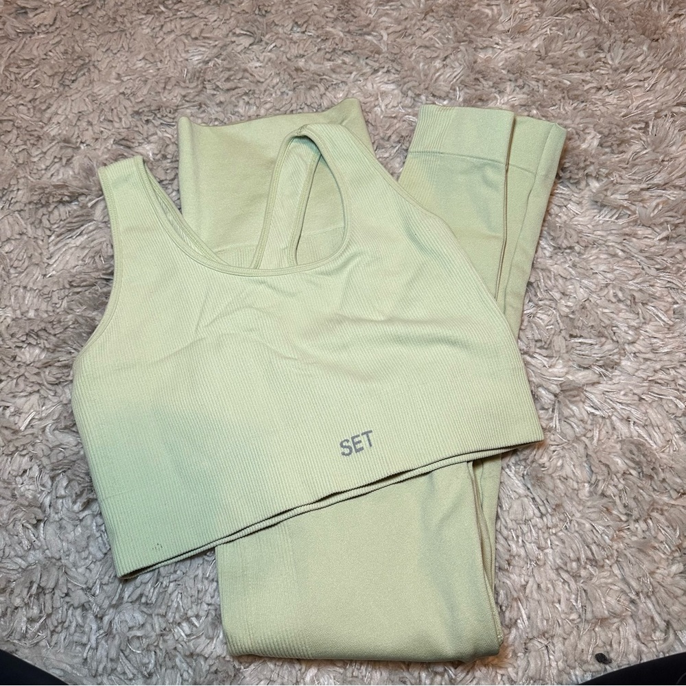 Set active Madelyn Cline set